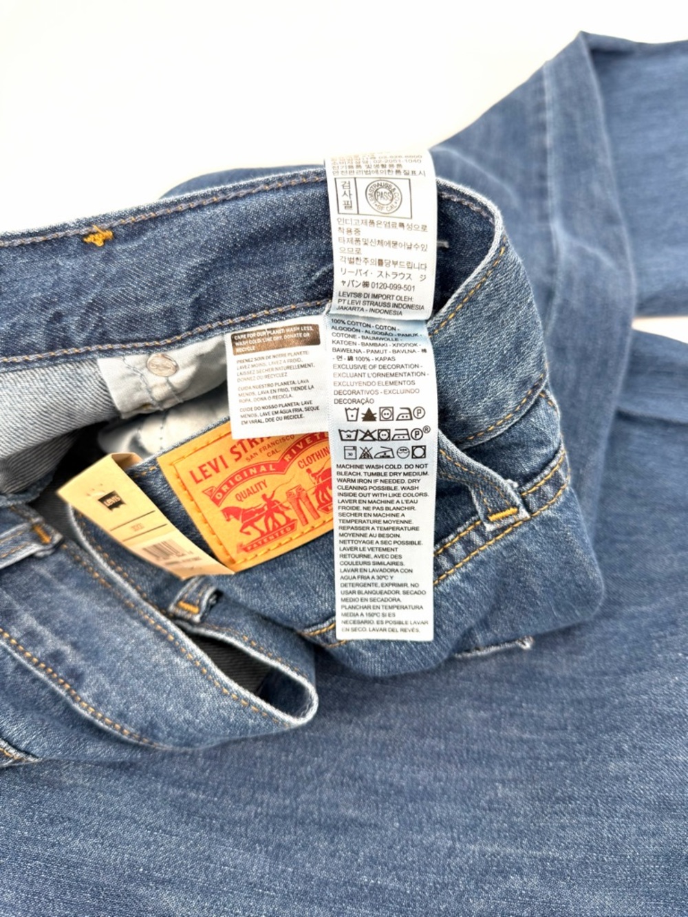 Levi's Men's Straight Jeans in Medium Blue Denim - Picture 10 of 11